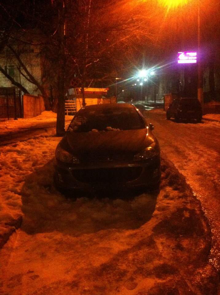 В Киеве ищут хозяина брошенного Peugeot 1