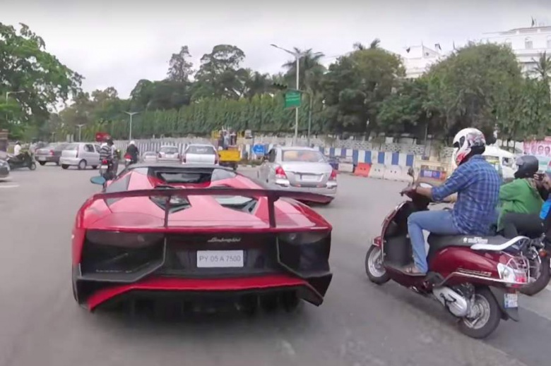В Индии толпа забросала камнями Lamborghini и Ferrari 1