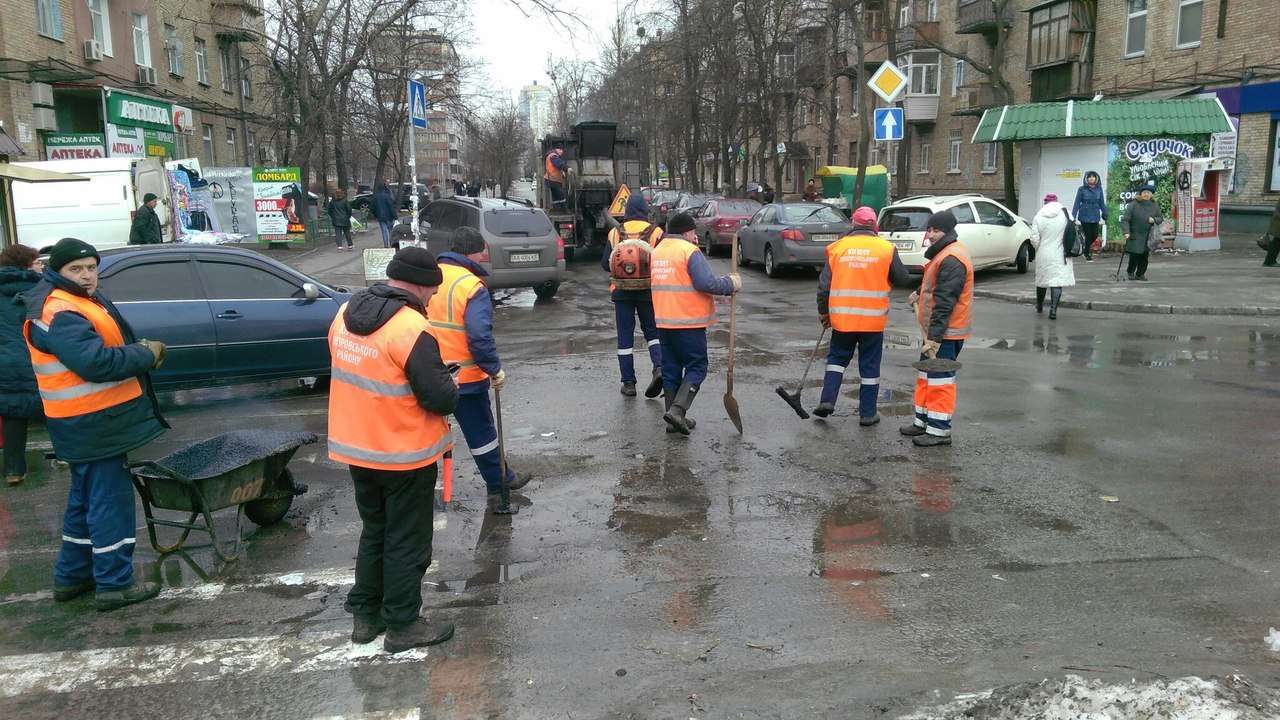 В Киеве продолжают класть асфальт в лужи 1