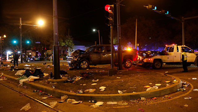 В США авто въехало в толпу – более 50 пострадавших 1