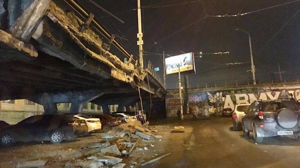 В Украине рухнул один из крупнейших автомобильных мостов 1