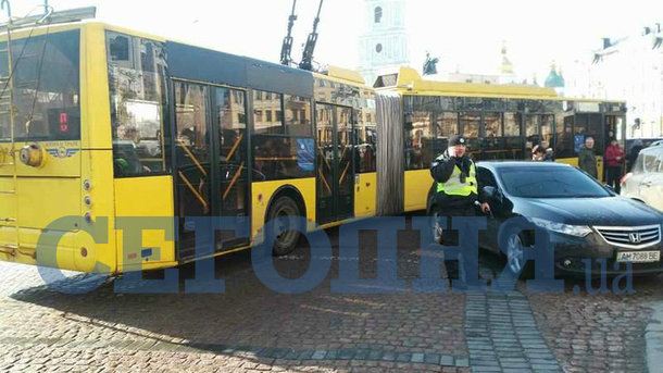 Пассажиры троллейбуса разобрались с «автохамом» 2