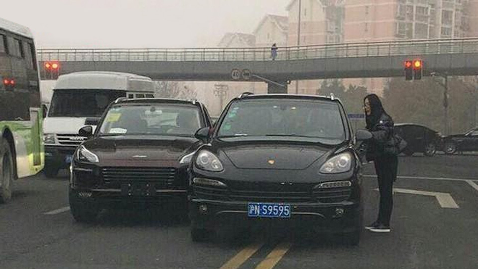 В Китае клон Porsche Macan врезался в настоящий Porsche 1