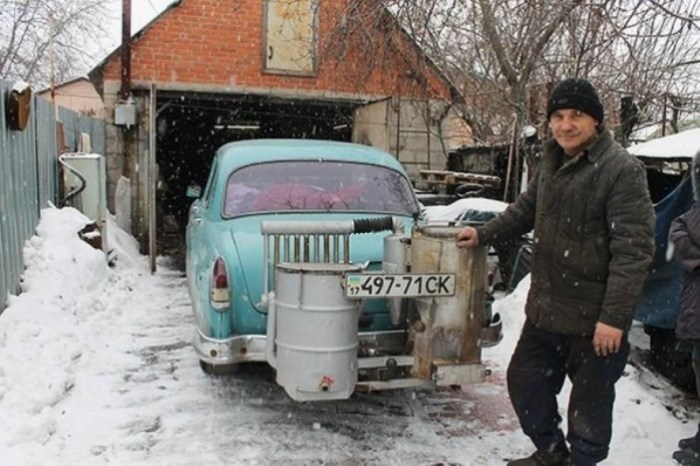 «Дрова вместо бензина»: украинец заправляет автомобиль необычным топливом 1