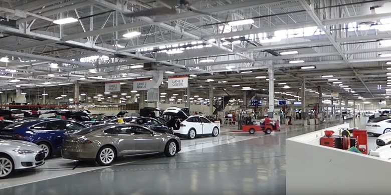 Компании Tesla приостановила производство электромобилей 2