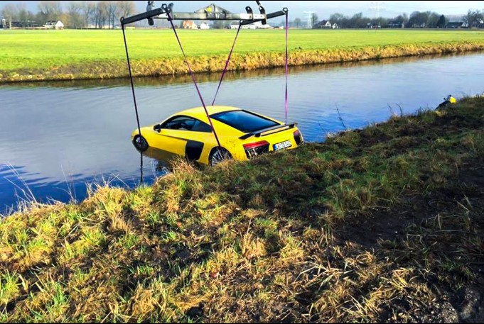 Почему владелец утопил Audi R8 в нидерландской реке 2