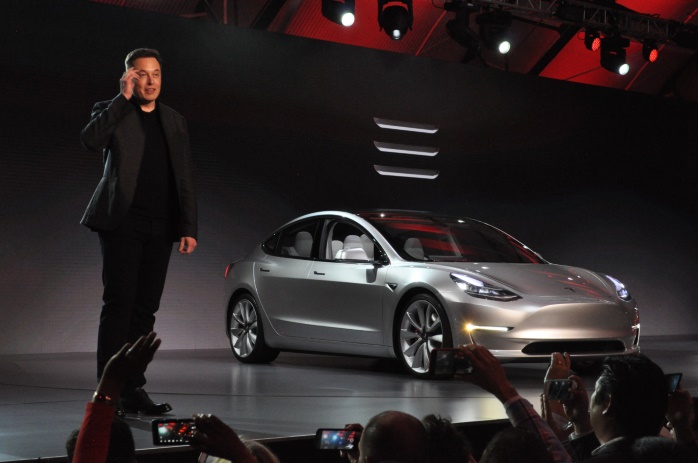 Депутаты предложили выпускать машины Tesla в Украине 3
