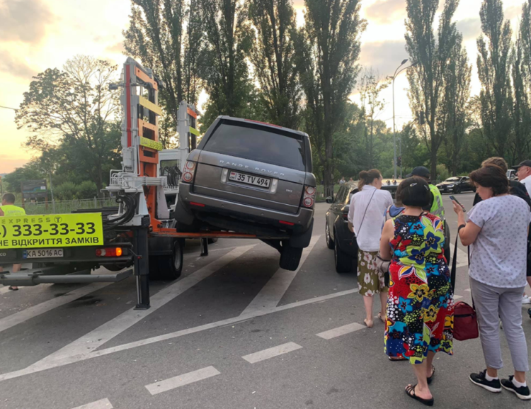 Эвакуаторщики чуть не уронили дорогой Range Rover в Киеве 1