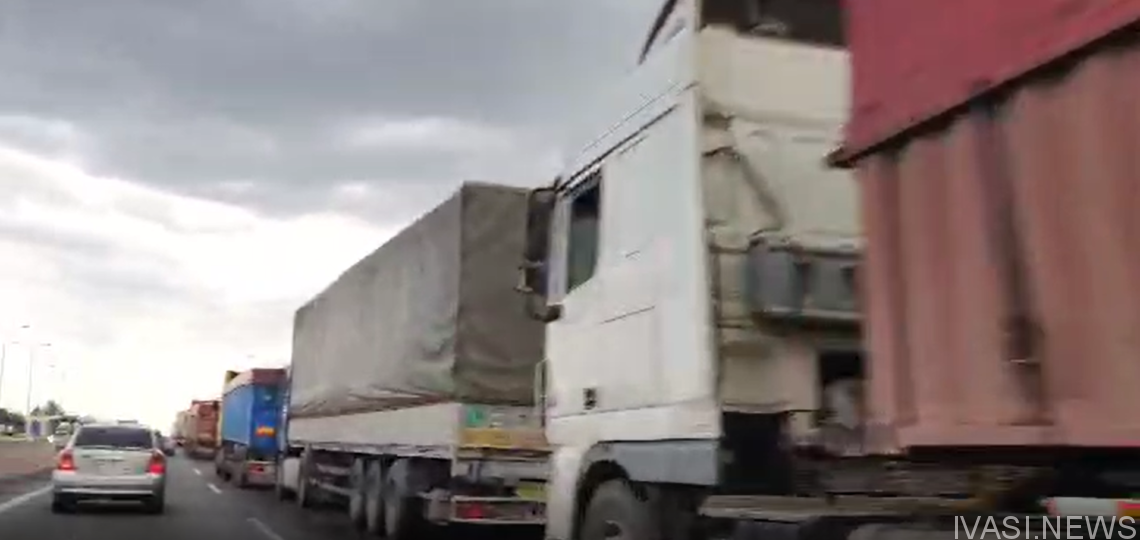 Въехать в Одессу со стороны Киева почти невозможно – фуры практически перекрыли всю трассу 1