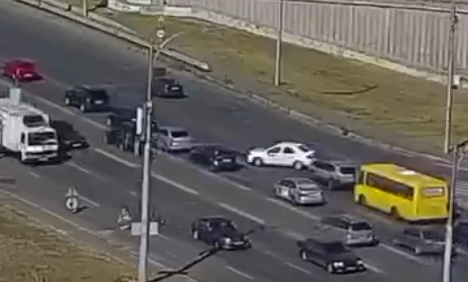 Он в своем уме? В Киеве водитель решил развернуться через три полосы перед мостом 1