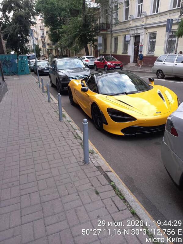Как в Киеве эвакуируют элитные автомобили 1