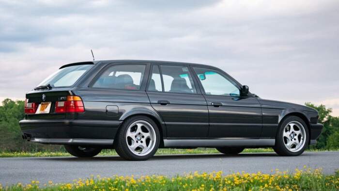 Старенький универсал BMW M5 с большим пробегом продают за 30 тысяч долларов 2