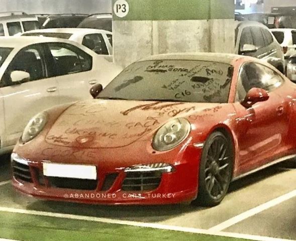 В Турции нашли брошенный Porsche 911 с украинскими надписями 1