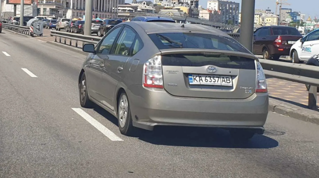 Украинец установил ГБО на гибридный Toyota Prius 1