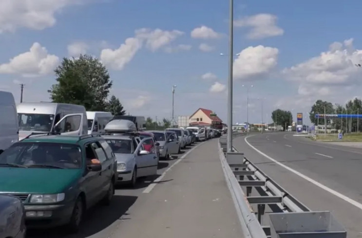 На украино-венгерской границе вновь беспросветные очереди из автомобилей 1