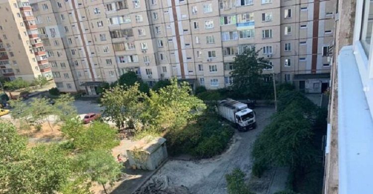 «Отремонтировали»: в Киеве мусоровоз провалился в свежеуложенный асфальт 1