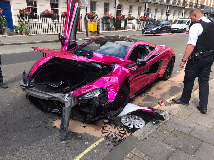 Гламурное ДТП: розовый McLaren разбили о Volkswagen Golf 1