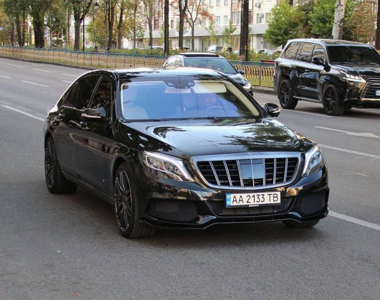 В Киеве заметили мегамощный и жутко дорогой Mercedes 1