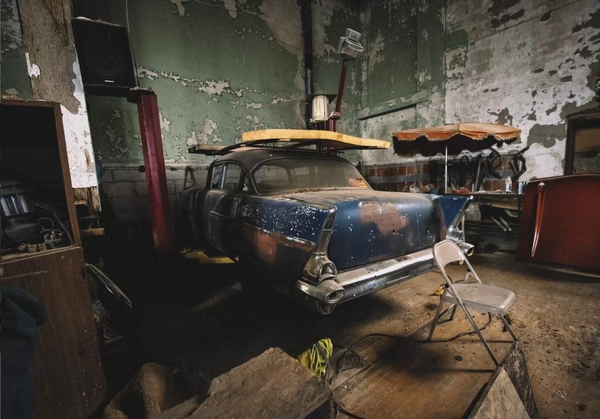 В заброшенной школе обнаружена коллекция старых ретро-автомобилей, до которых никому нет дела 1