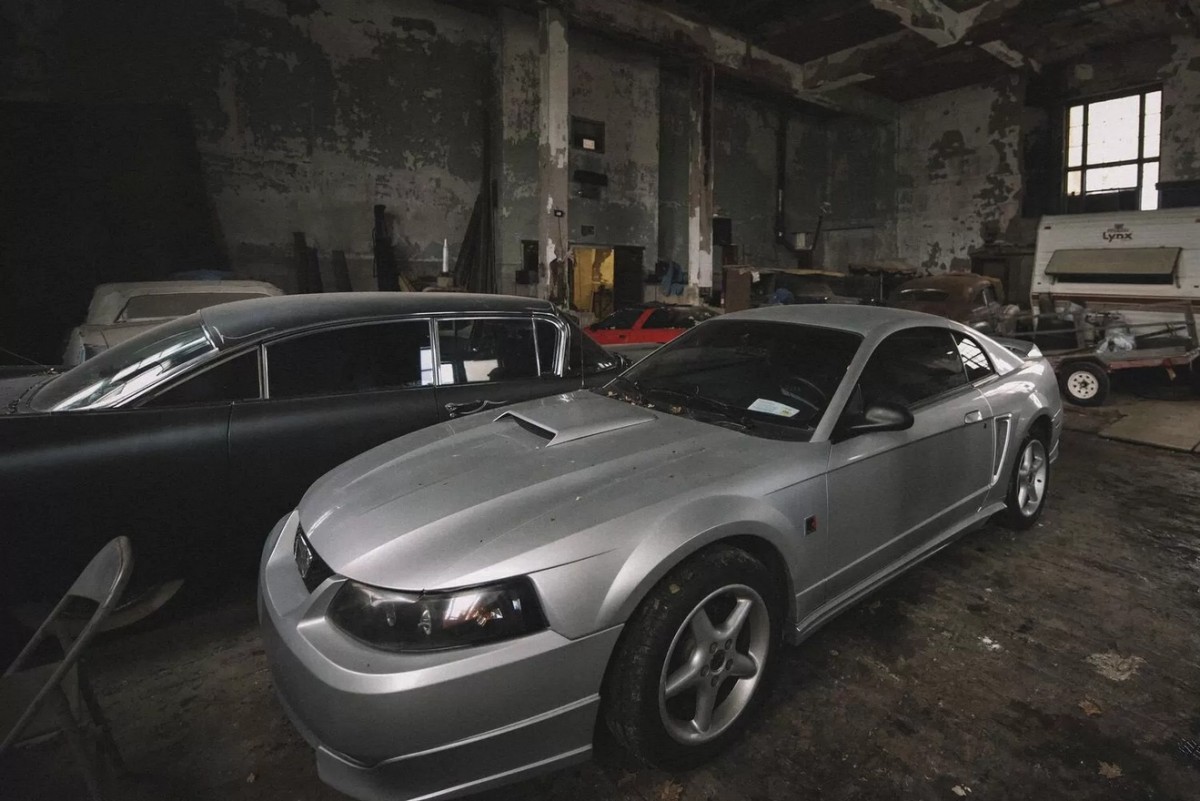 В заброшенной школе обнаружена коллекция старых ретро-автомобилей, до которых никому нет дела 2