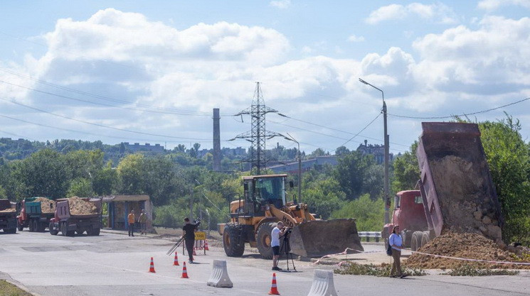В Украине восстанавливают разрушенный мост через Днепр 1