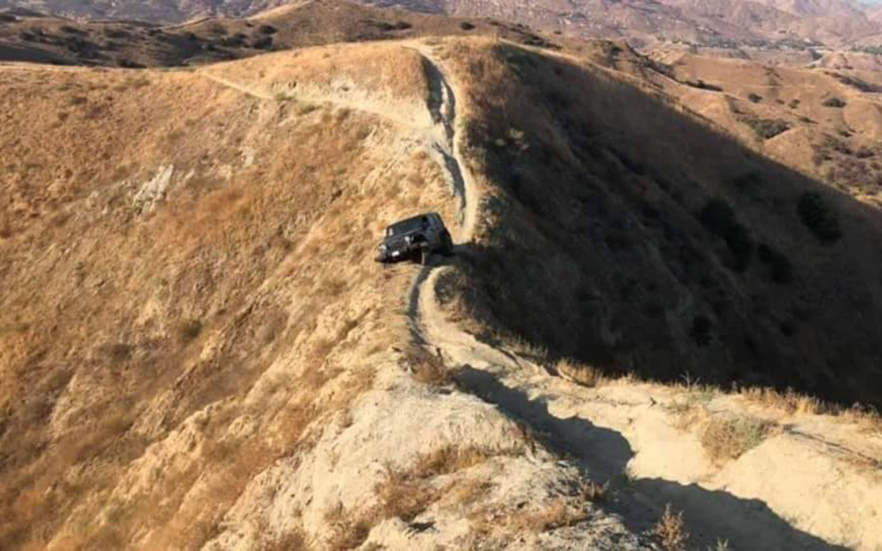 Jeep Wrangler умудрился застрять на вершине скалы 1