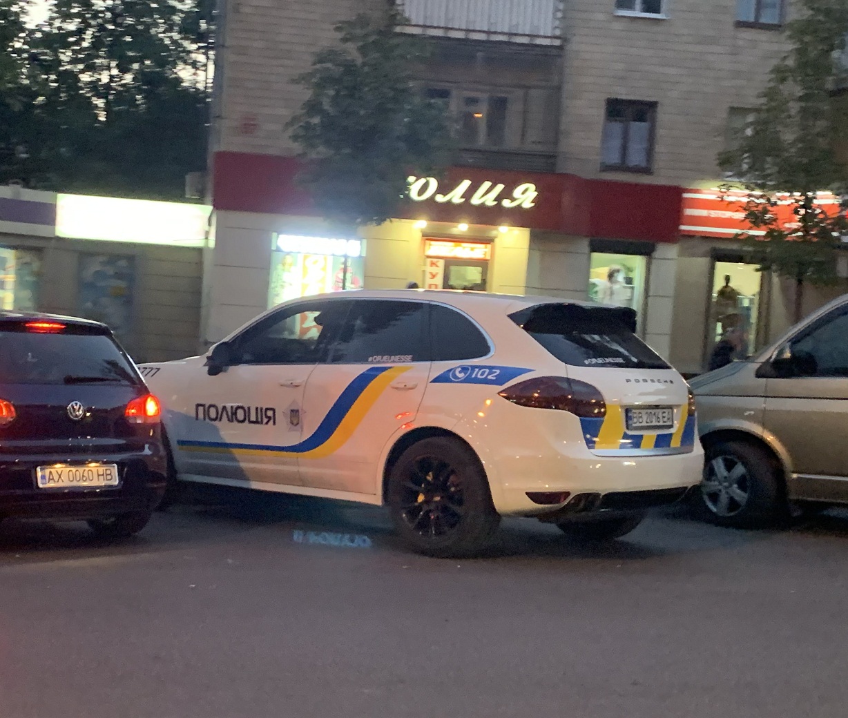 В Украине замечен необычный «полицейский» Porsche Cayenne 1