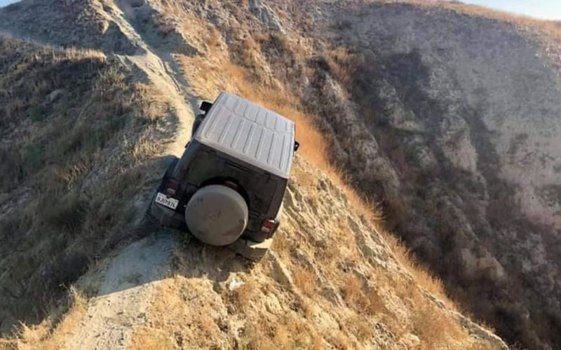 Jeep Wrangler умудрился застрять на вершине скалы 2
