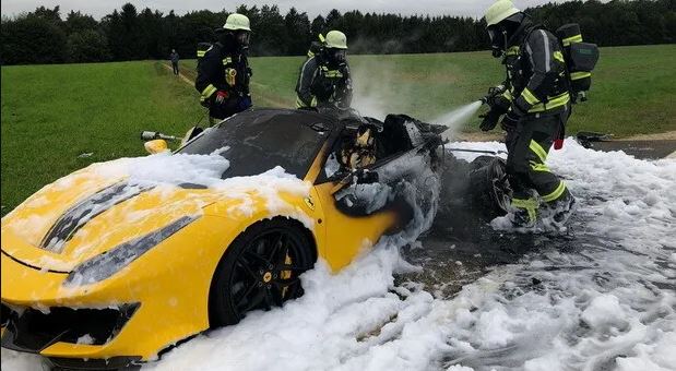 Новенький Ferrari 488 Pista сгорел дотла во время движения 2