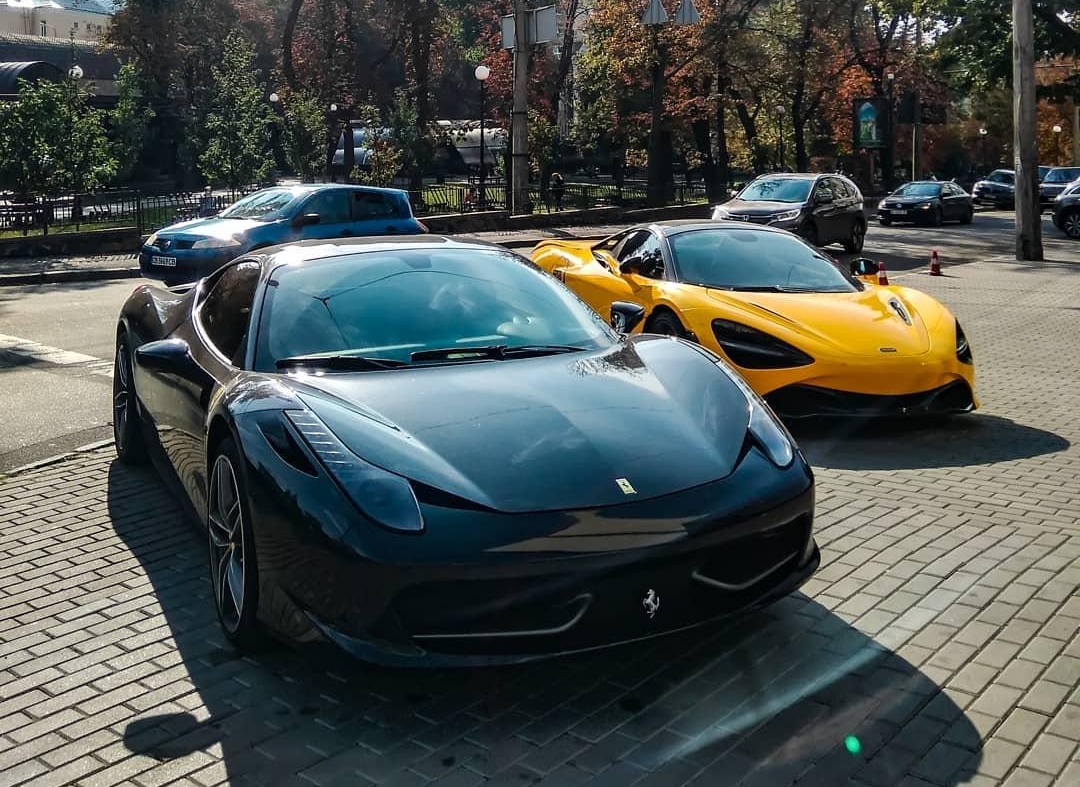 В Киеве запечатлели крутую парковку с роскошными суперкарами 1