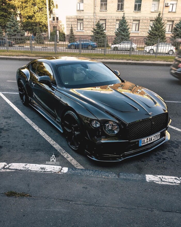 В Украине заметили очень крутой и редкий Bentley 1