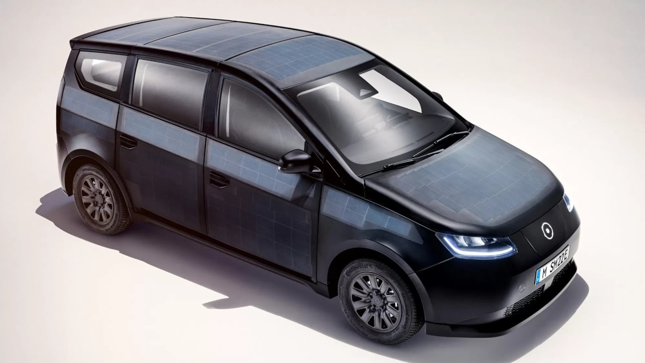 В Германии показали первый серийный автомобиль на солнечных батареях 1