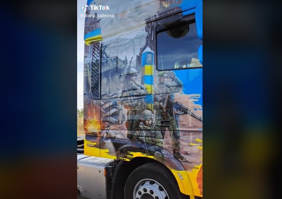 В Польше стилизовали грузовик под известную почтовую марку о русском корабле  2