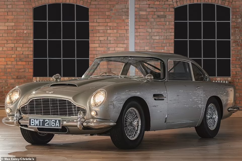 На аукционе продадут Aston Martin из фильма о Бонде, который использовался для трюков 1