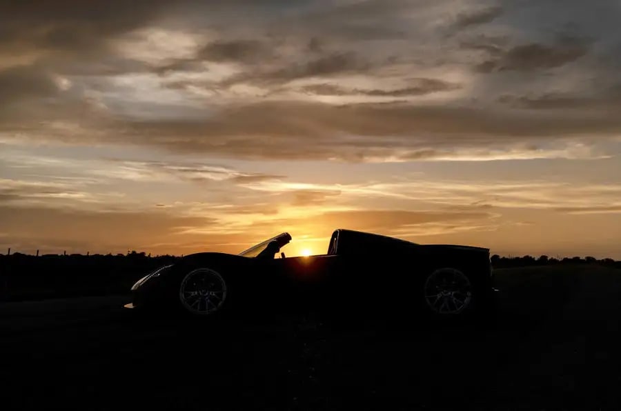 Производитель суперкаров Hennessey затизерил кабриолетную версию будущего Venom F5 1
