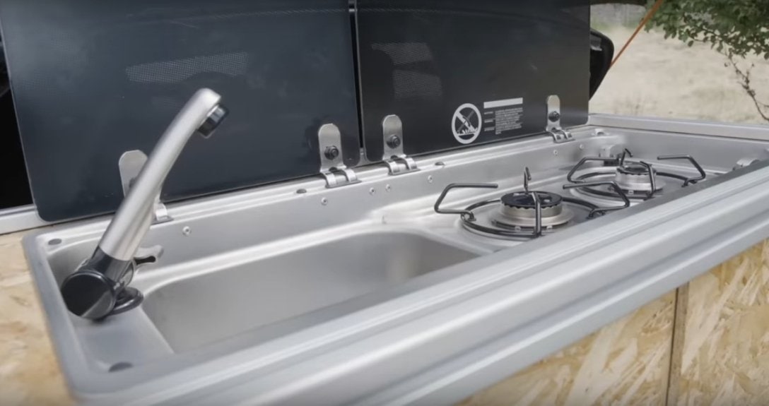 Миниатюрный Smart превратили в уникальный дом на колесах с кухней и душем (Видео) 3