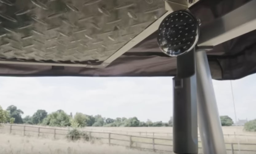Миниатюрный Smart превратили в уникальный дом на колесах с кухней и душем (Видео) 2