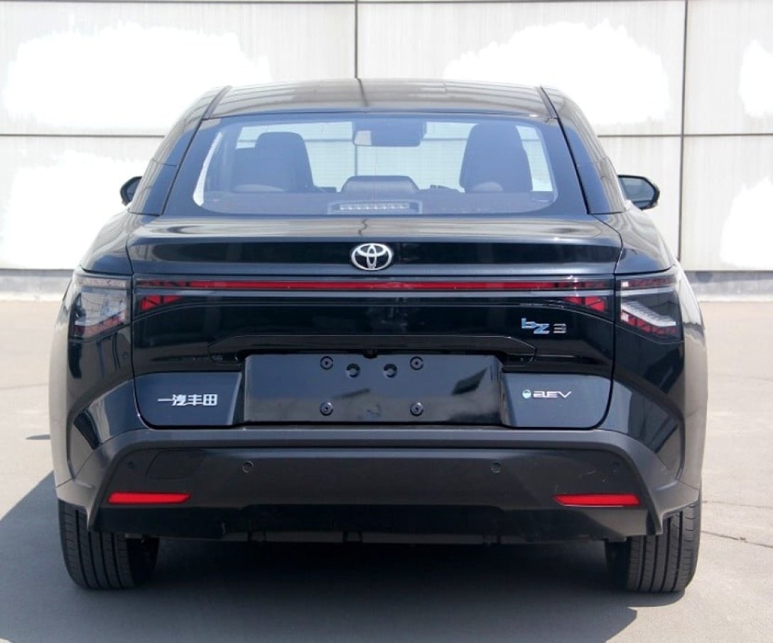 "Зеленый" аналог Camry: в сети показали кадры с новым электроседаном Toyota 1