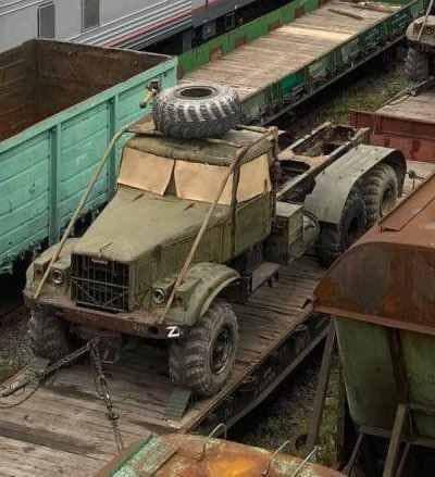 На одном из вокзалов РФ заметили старые военные грузовики КрАЗ 60-х годов 1