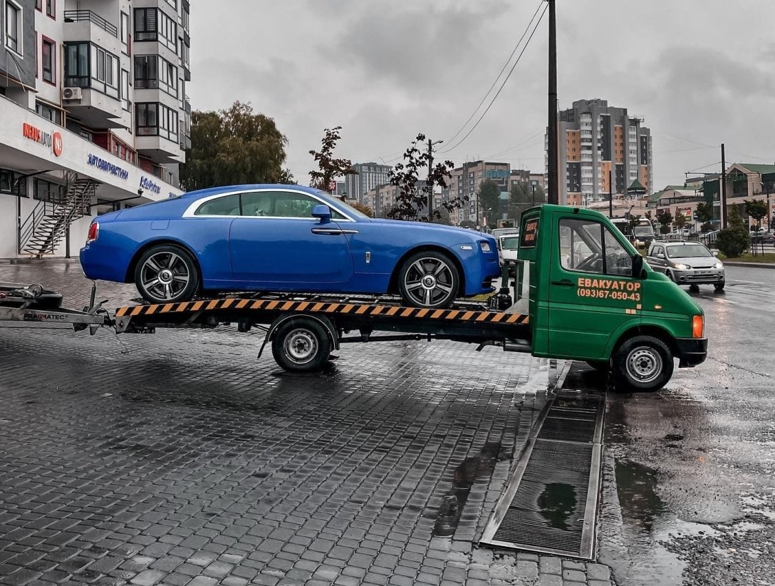 Во Львове заметили автовозы со дорогими автомобилями - их суммарная свыше миллиона долларов 2