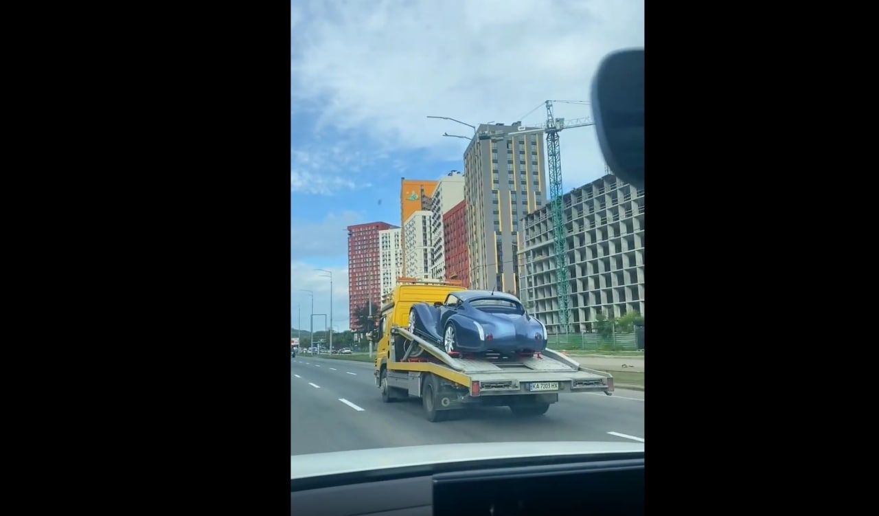 В Киеве заметили вывоз крайне эксклюзивного автомобиля на эвакуаторе 1