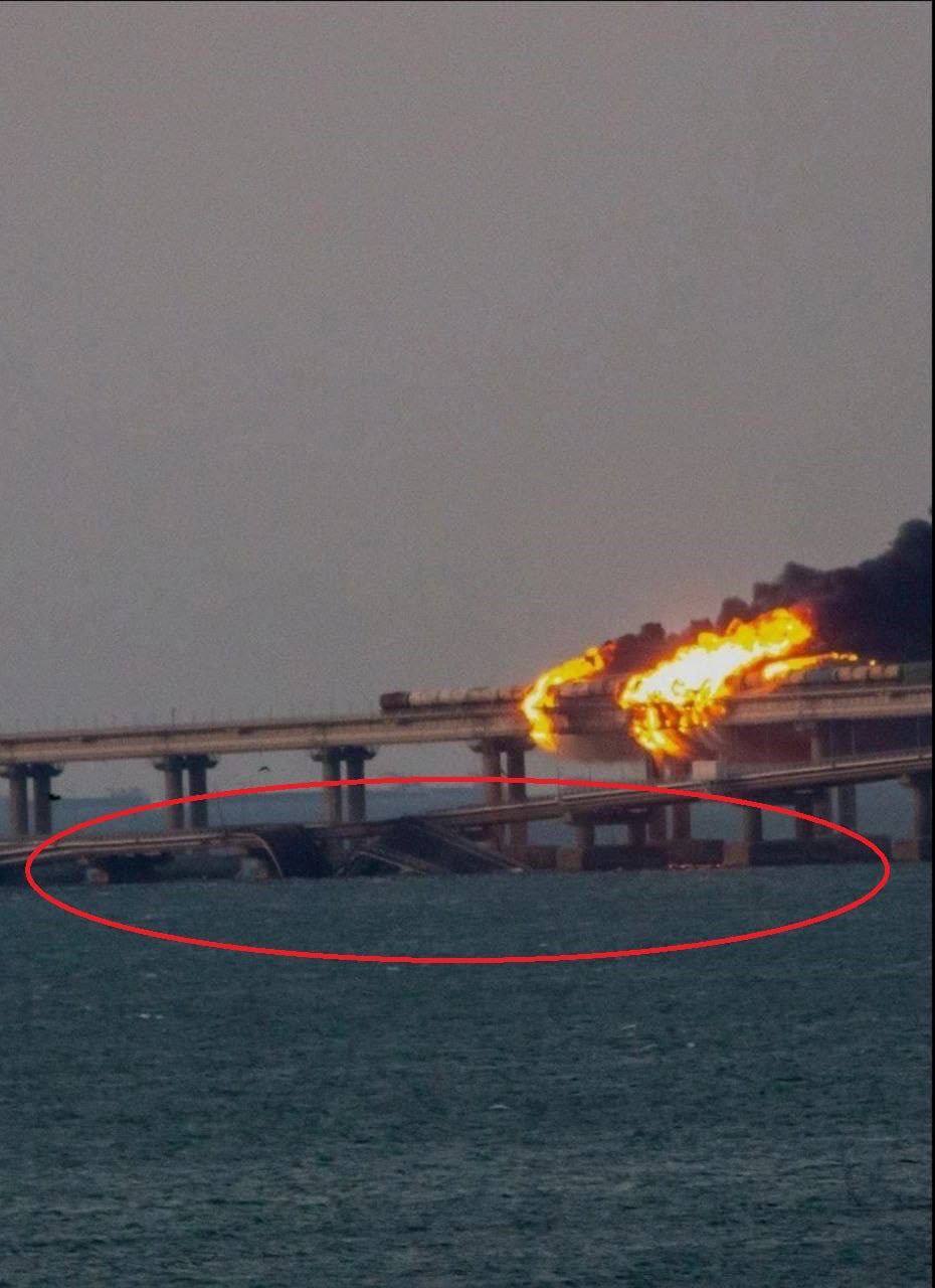 На Крымском мосту произошел взрыв, частично разрушивший его 3
