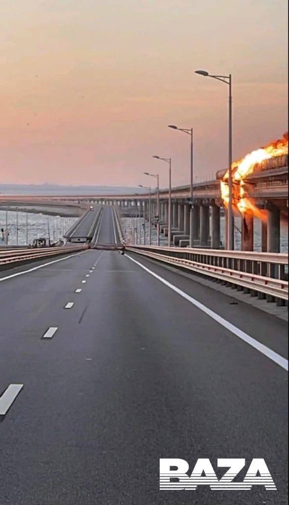 На Крымском мосту произошел взрыв, частично разрушивший его 5