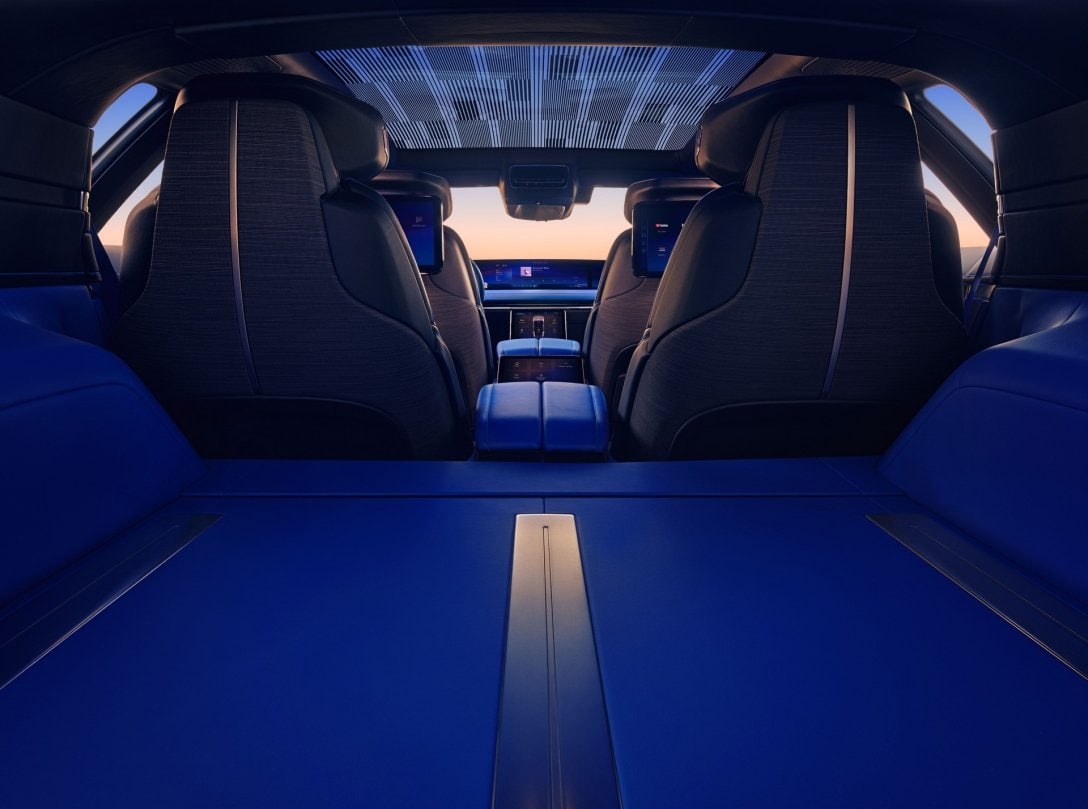 Cadillac представил футуристического конкурента Rolls-Royce без дверных ручек 3