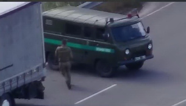 Белорусские пограничники мародёрствуют на украинских фурах 1