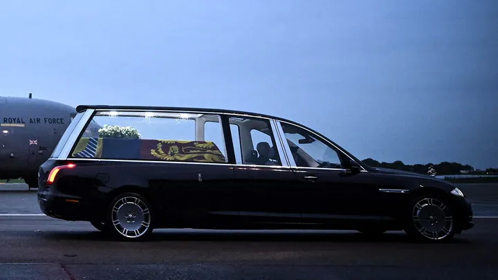 Для похорон королевы Елизаветы II британцы построили специальный катафалк на базе Jaguar  1