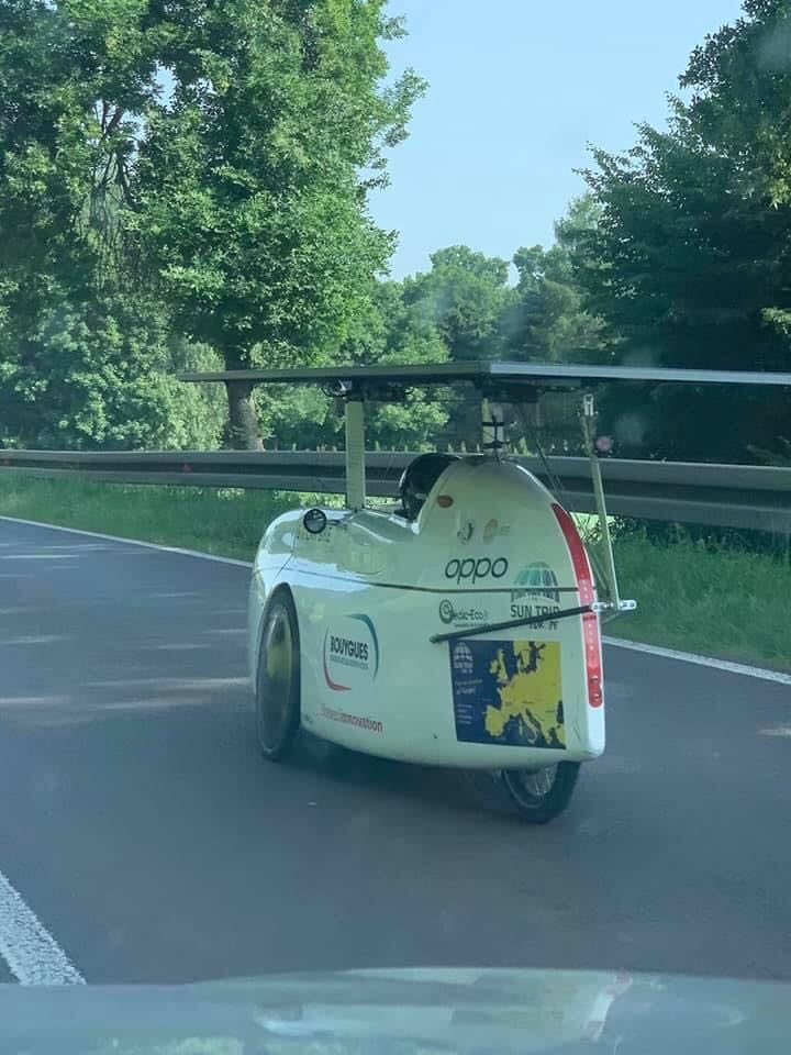 На дорогах Украины заметили странный автомобиль с солнечными панелями 1
