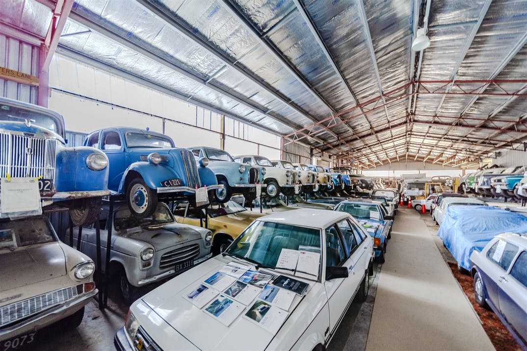 На продажу выставлен заброшенный музей с сотнями классических автомобиле 6