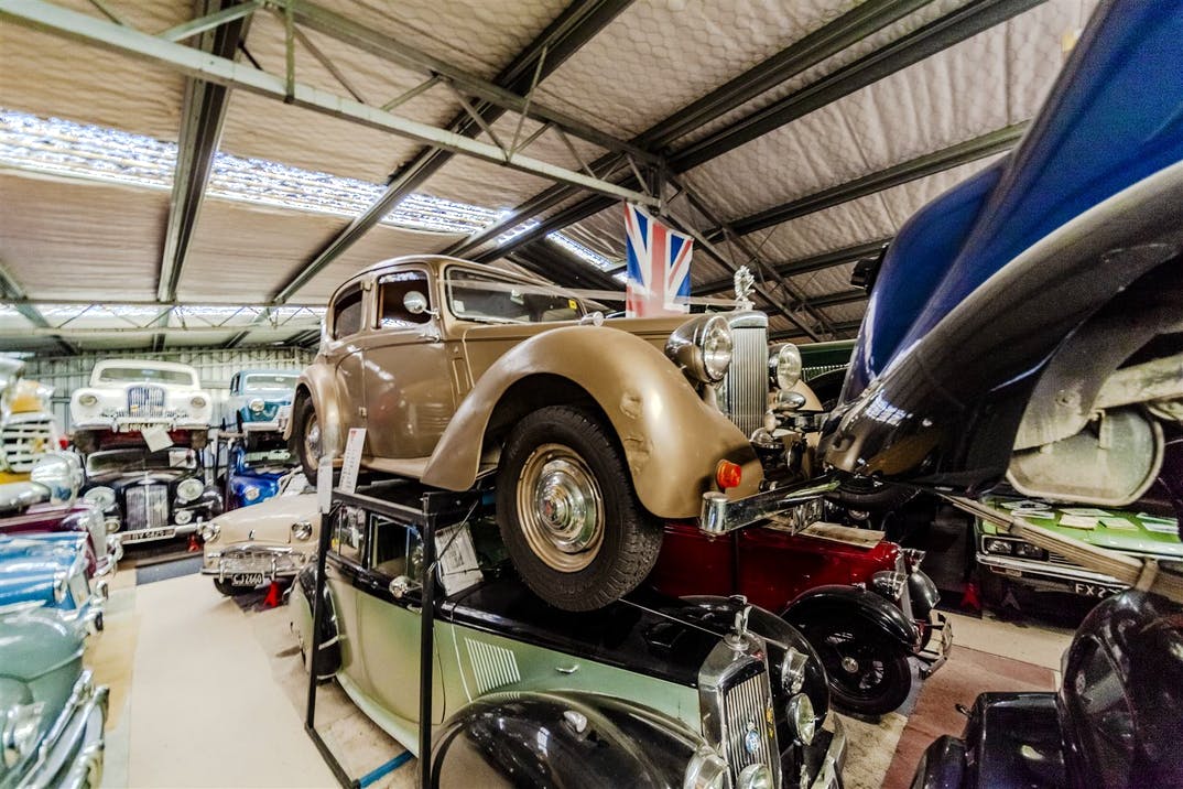 На продажу выставлен заброшенный музей с сотнями классических автомобиле 5