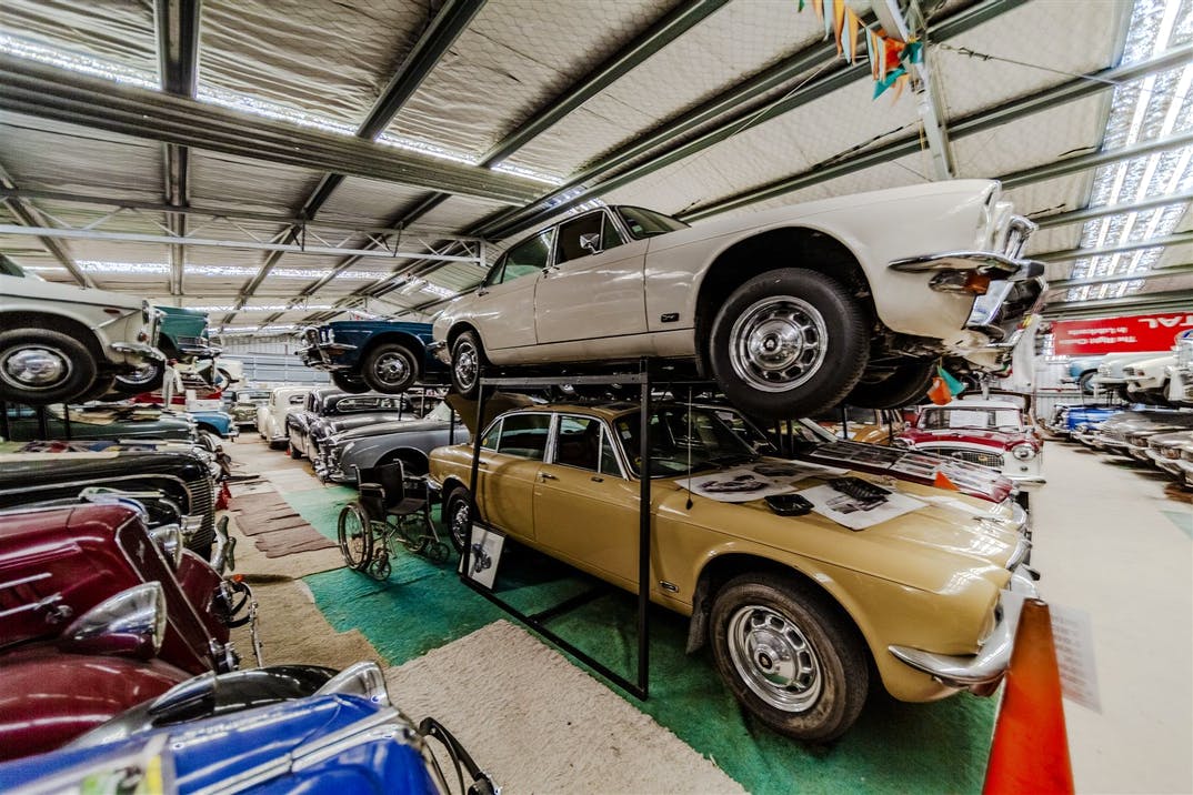На продажу выставлен заброшенный музей с сотнями классических автомобиле 2